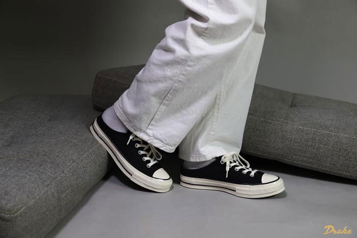 Giày sục Converse nữ màu xanh navy phối với tất cao cổ và váy