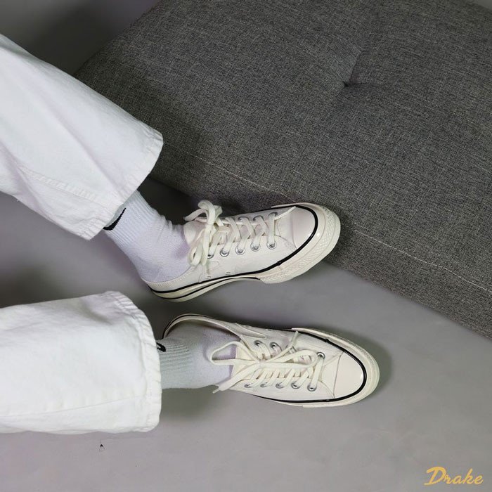 Giày sục Converse nữ phong cách trên sàn gỗ, mang vẻ ngoài thanh lịch