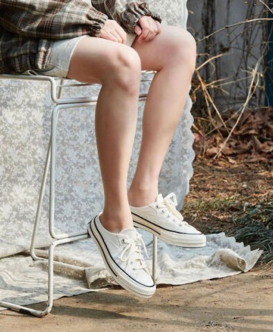 Giày sục Converse nữ trắng tinh tế trên nền gỗ