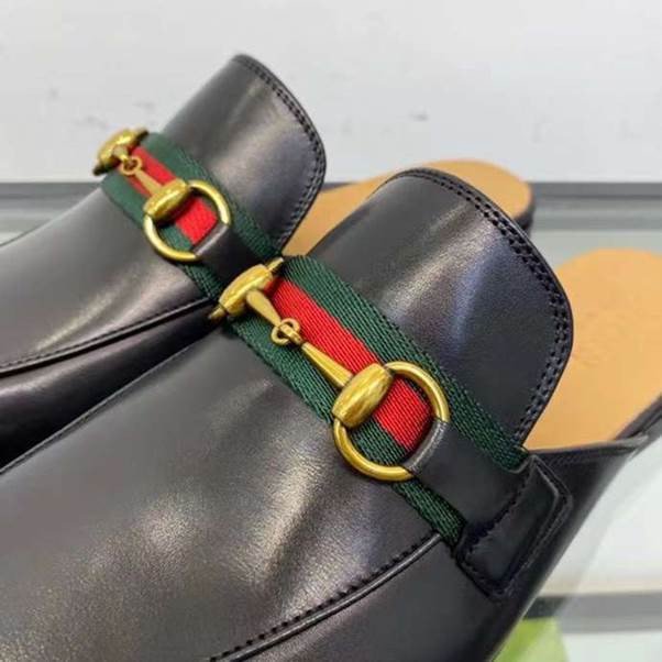 Giày sục Gucci nữ da lì đen khóa vàng và tag xanh đỏ