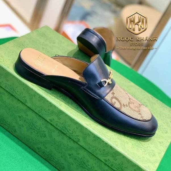 Giày sục Gucci nữ đen với họa tiết kẻ và khóa vàng