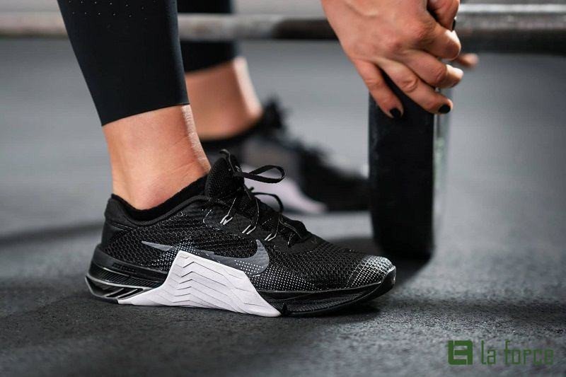 Giày tập gym Nike màu đen với logo Swoosh