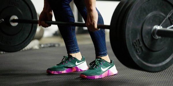 Giày tập tạ với đế thấp và phẳng, chuyên dụng cho các bài tập nặng