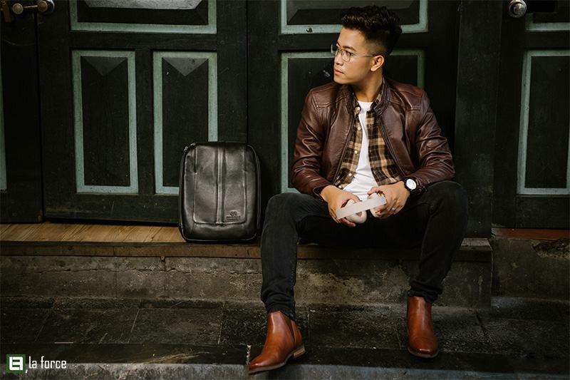 Giày tây đế gỗ kết hợp áo khoác da tạo phong cách cá tính