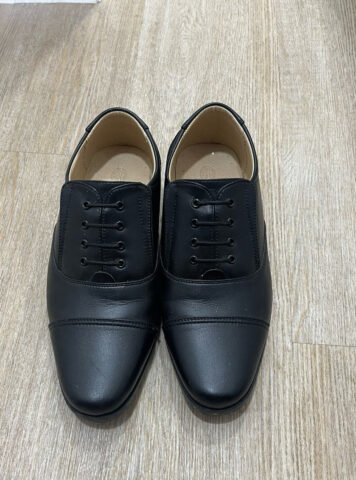 Giày tây đen sang trọng phối cùng bộ suit