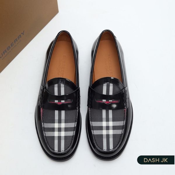 giày tây nam hàng hiệu valentino: giày Burberry với họa tiết sọc đặc trưng