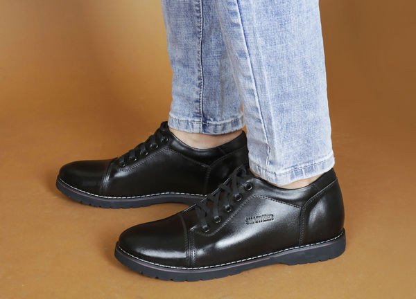 Giày tây Oxford màu nâu với cách buộc dây giày tây giấu dây gọn gàng, lịch lãm