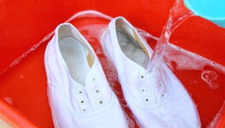 Giày thể thao Adidas bị bong keo do ngâm nước quá lâu