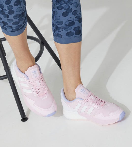 Giày thể thao Adidas nữ với đế Boost êm ái