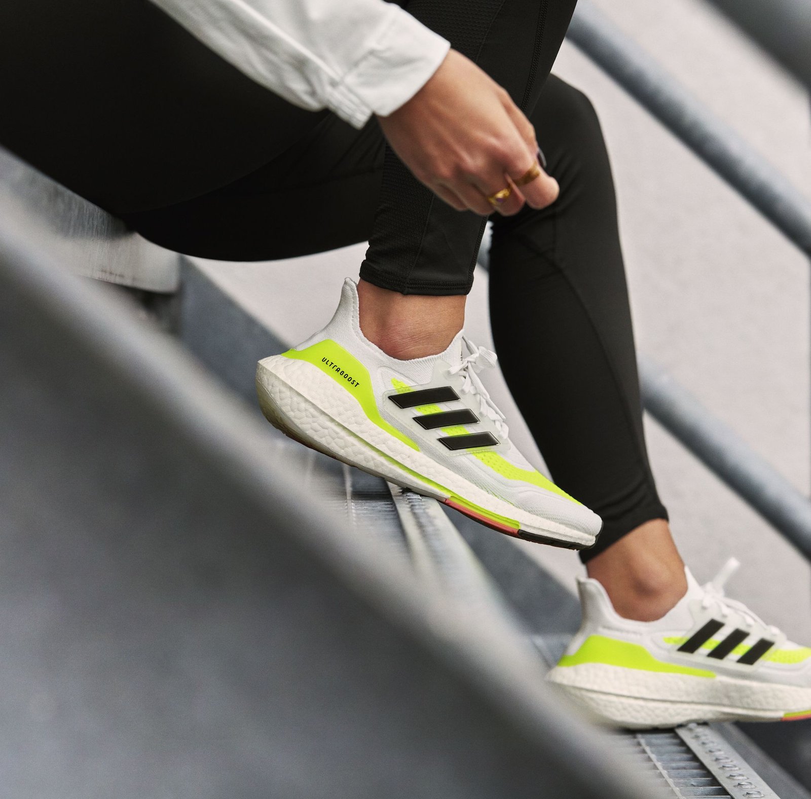 Giày thể thao Adidas Ultra Boost 21 màu trắng, mang đến sự êm ái và phong cách cho giày sneaker nam mùa hè