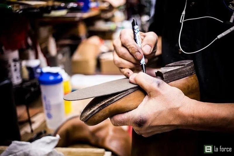 Giày thể thao bị hở keo ở mũi, do mòn đế sau nhiều năm sử dụng