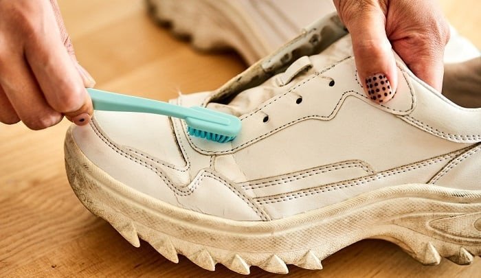 Giày thể thao bị mốc do ẩm ướt