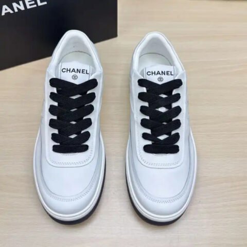 Giày thể thao Chanel nữ trắng với logo tinh tế
