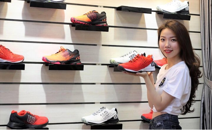 Giày thể thao đang được dán đế tại cửa hàng chuyên nghiệp