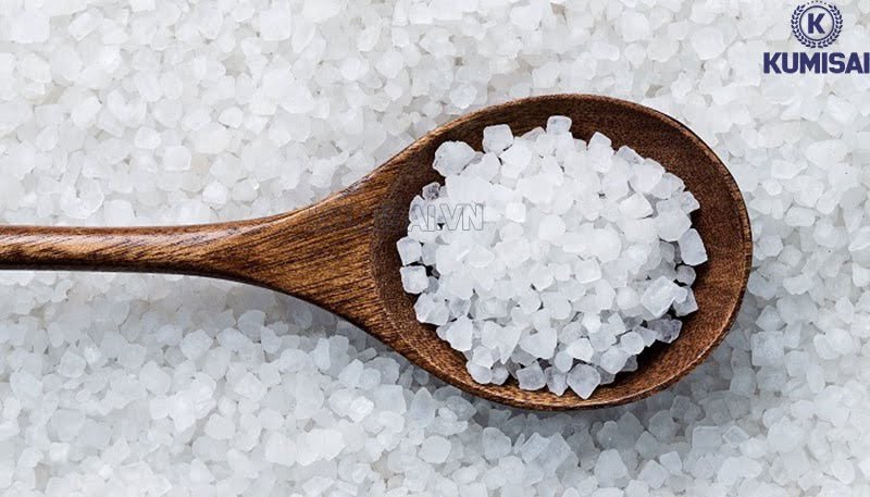 Giày thể thao đặt trên lớp muối hột giúp hút ẩm sâu bên trong