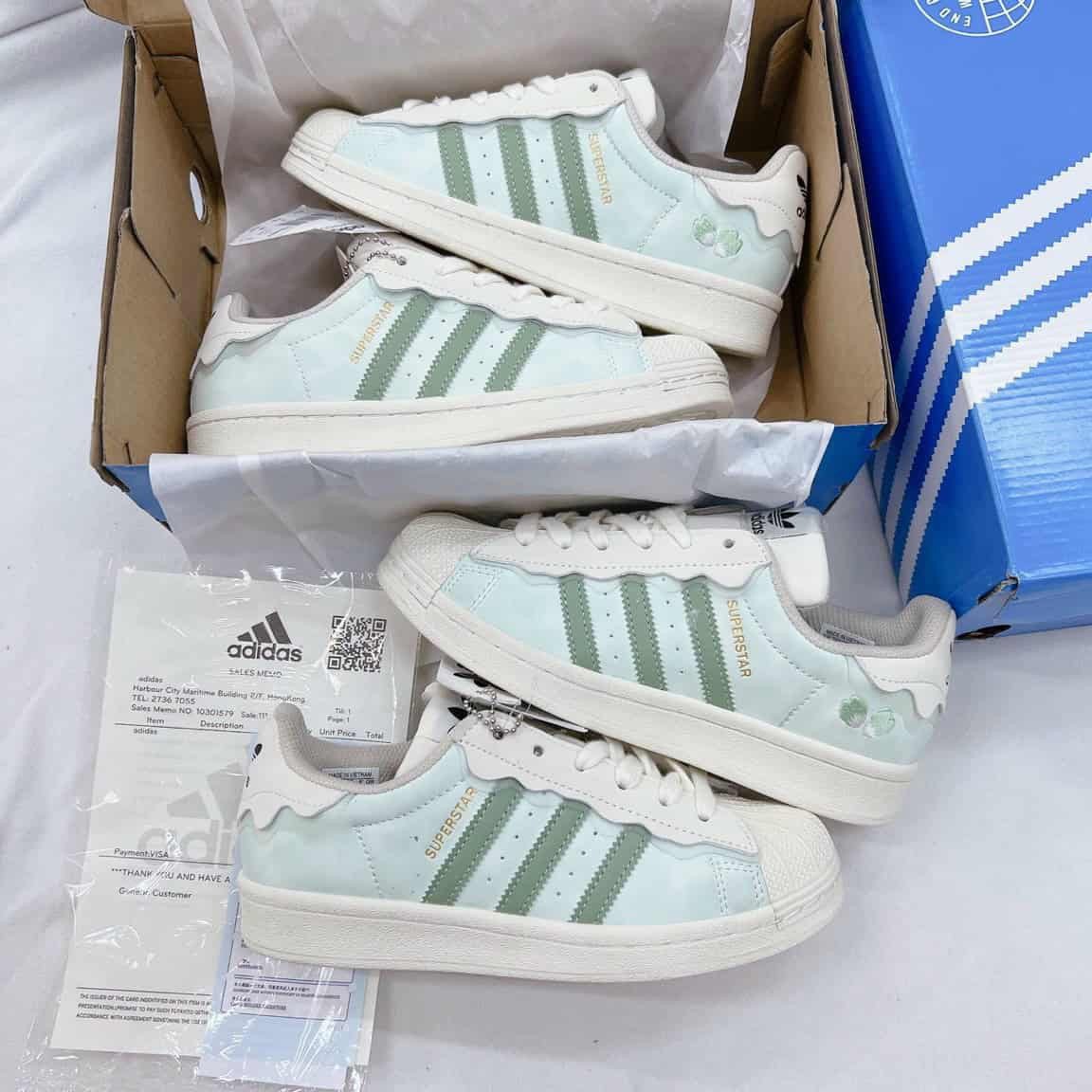 Giày thể thao đôi Adidas Stan Smith đơn giản mà thanh lịch.