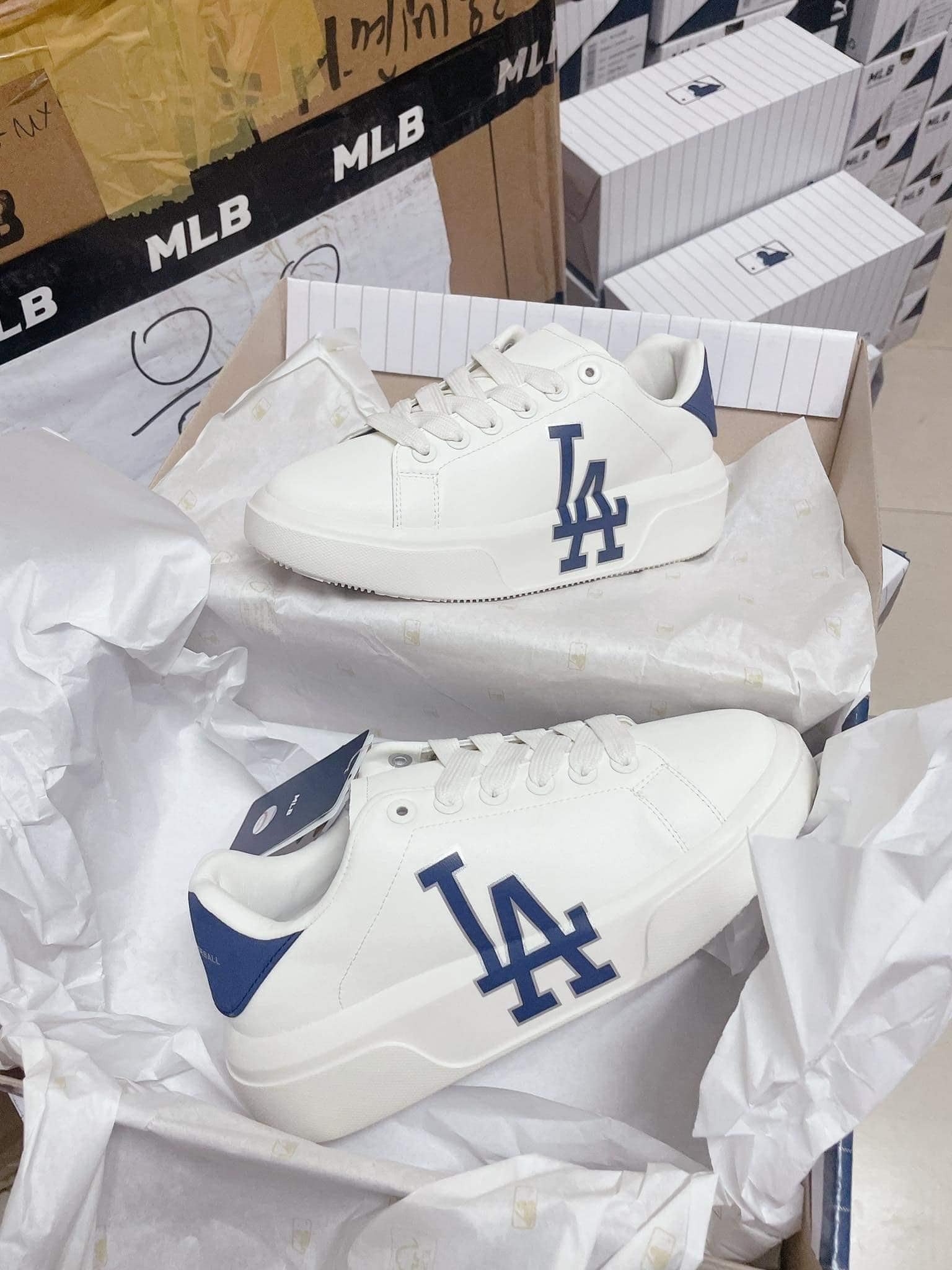 Giày thể thao đôi MLB Classic Couple Shoes thanh lịch và phong cách.