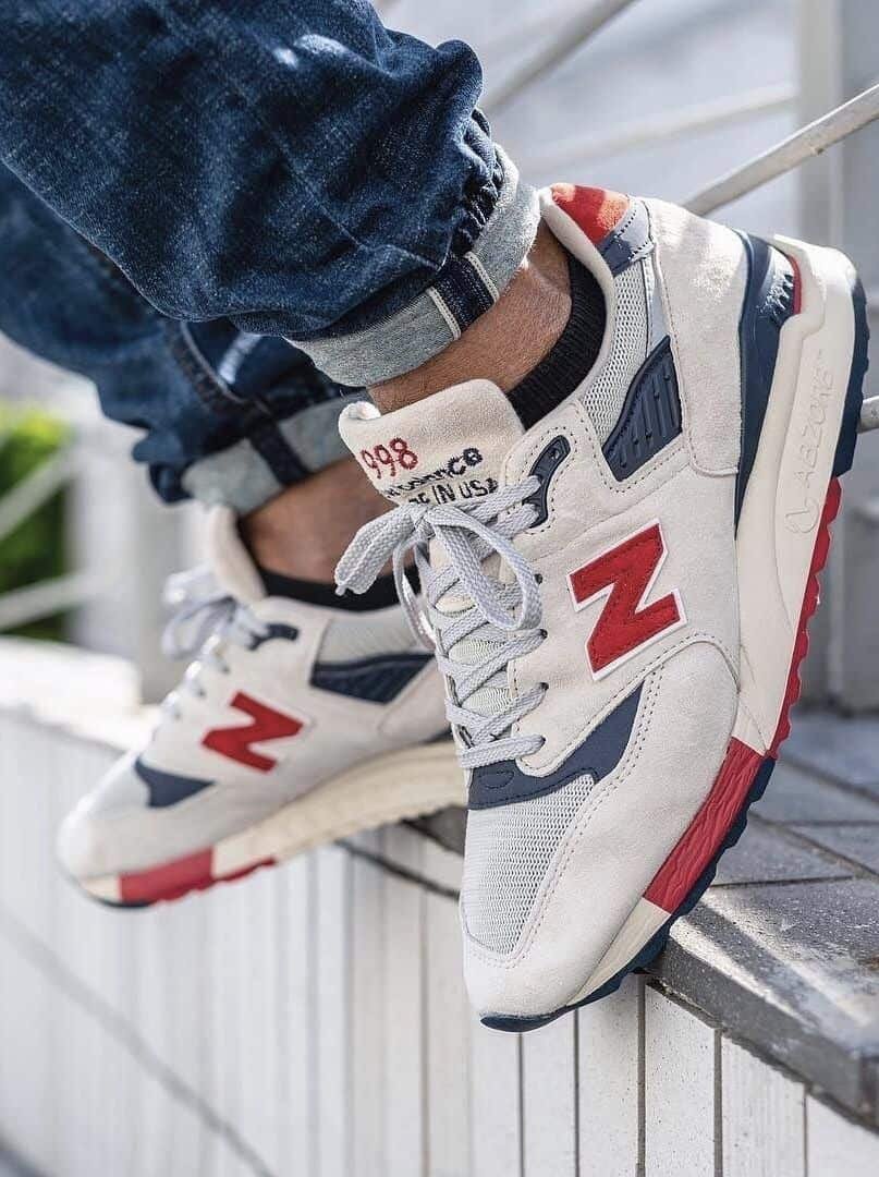 Giày thể thao đôi New Balance 998 đầy phong cách.