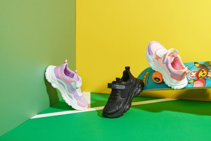 Giày thể thao phối màu cá tính cho bé gái 11 tuổi năng động