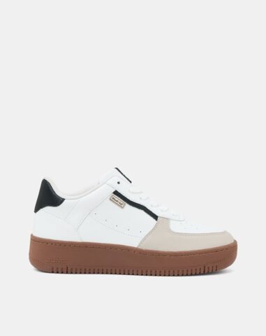 Giày thể thao phối màu Wanderlust của Juno