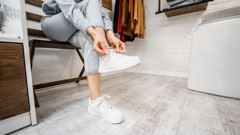 Giày thể thao phù hợp nên có khoảng trống 0.5 - 1 cm ở mũi