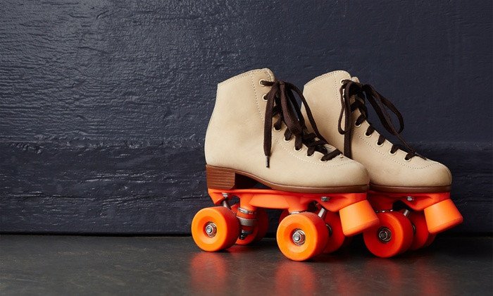 Giày trượt patin hai hàng bánh (Quad Skates) với bốn bánh xe xếp thành hai hàng, mang lại sự ổn định và dễ điều khiển hơn