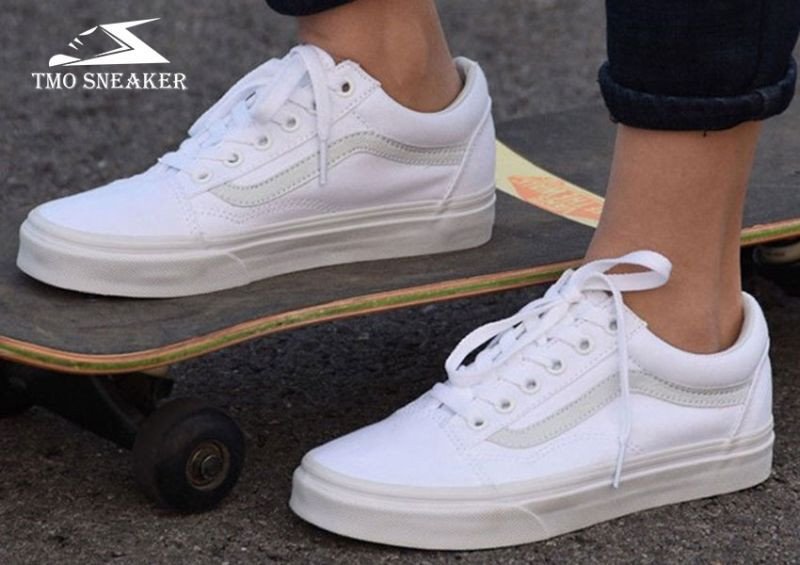 Giày Vans Old Skool All White đơn giản và linh hoạt, một trong những giày thể thao hot 2025