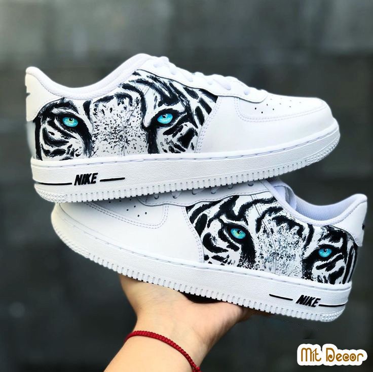 Giày vẽ hình hổ dũng mãnh
