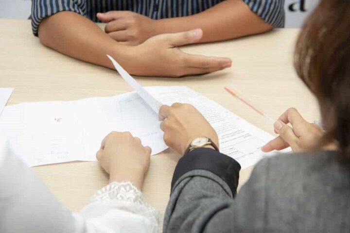 Giấy viết tay thể hiện giao dịch mua bán nhà đất không chính thức, minh họa cho hợp đồng nhà đất giấy tay