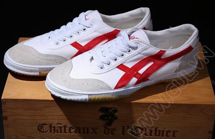 Giày Warrior đá bóng trắng phối đỏ nổi bật