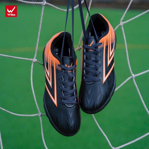 Giày Wika Komar màu đen, một lựa chọn đáng tin cậy trên sân cỏ nhân tạo