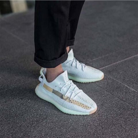 Giày Yeezy 350 v2 với phần đế Boost dày dặn, mang lại cảm giác êm ái tối ưu cho người mang
