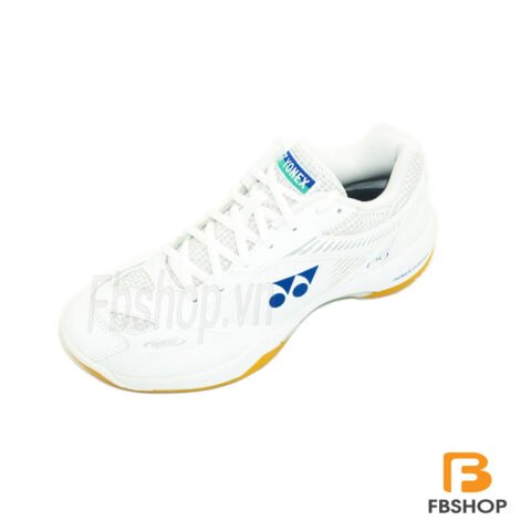Giày Yonex 65Z2 trắng tinh tế trên sân cầu lông