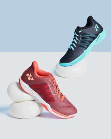 Giày Yonex Comfort Z3 2024 màu đỏ nổi bật trên sân đấu cầu lông