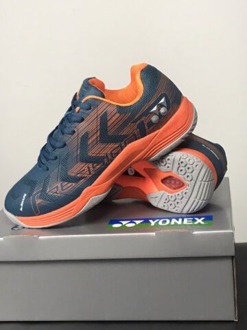 Giày Yonex Precision 2 màu xanh đen tổng quan, thiết kế hiện đại trên sàn cầu lông