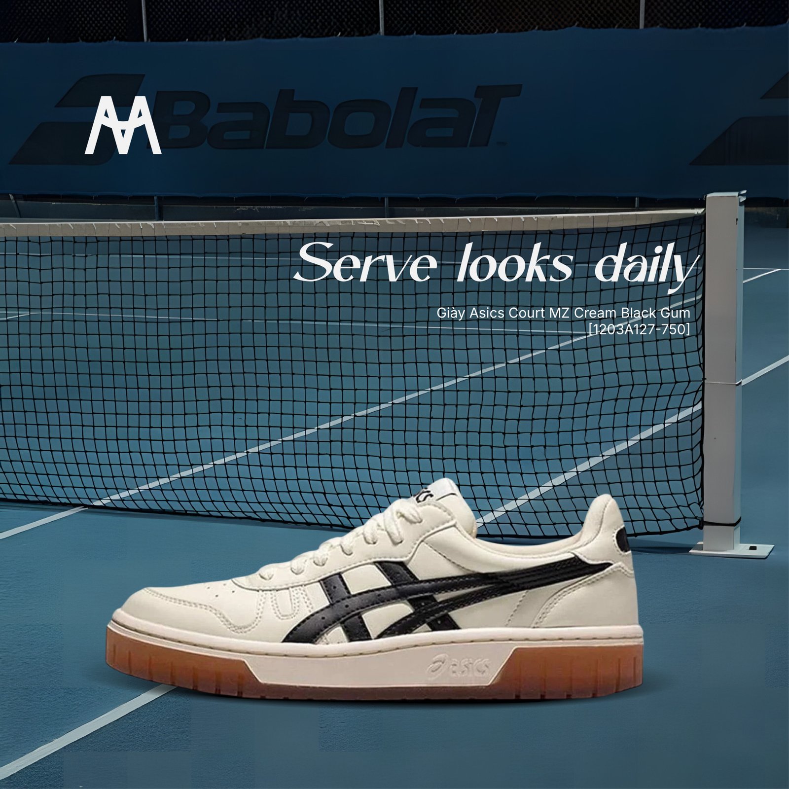 Góc cận cảnh giày thể thao Asics Court MZ Cream Black Gum với logo Asics đặc trưng trên nền đơn sắc