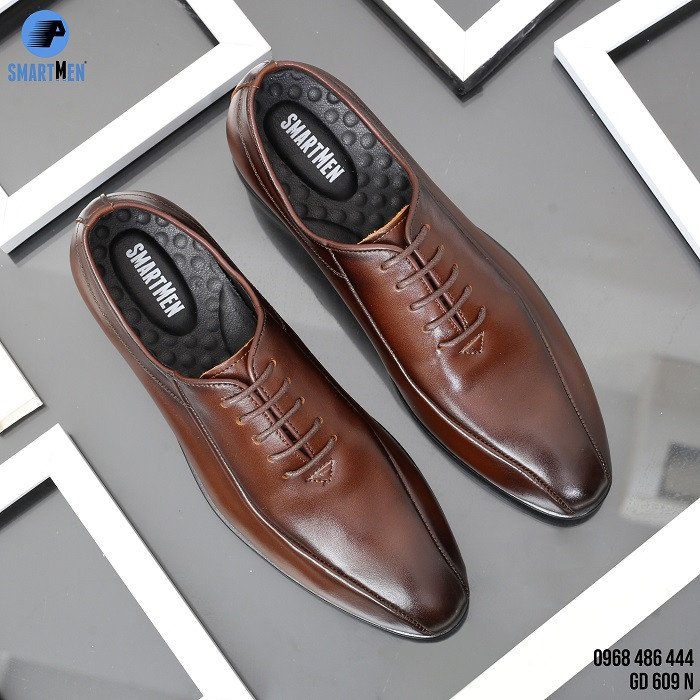 Góc chụp từ trên xuống bao quát toàn bộ đôi giày sneaker