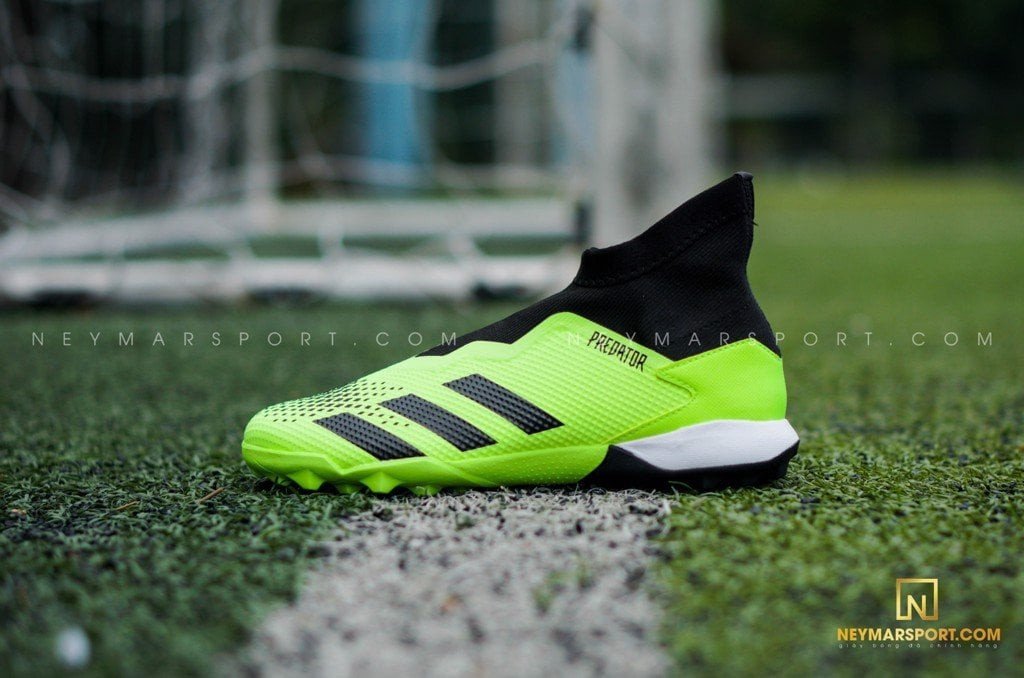 Góc nhìn cận cảnh phần upper của giày bóng đá không dây Adidas Predator 20.3 với các vân nổi