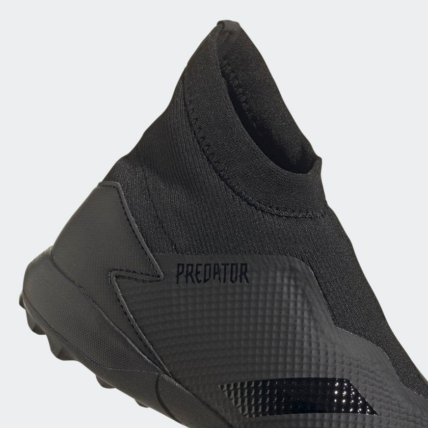 Góc nhìn toàn diện của giày bóng đá không dây Adidas Predator 20.3 Dark Motion trên sân