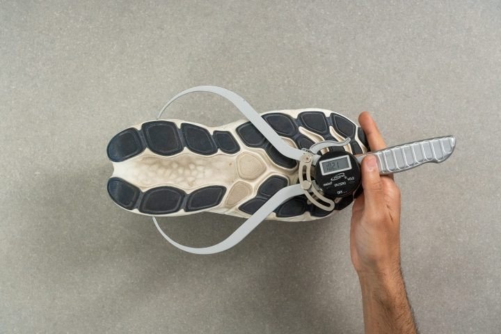 Góc nhìn từ phía sau của đế giày New Balance Fresh Foam X More v4, thể hiện độ rộng và ổn định.