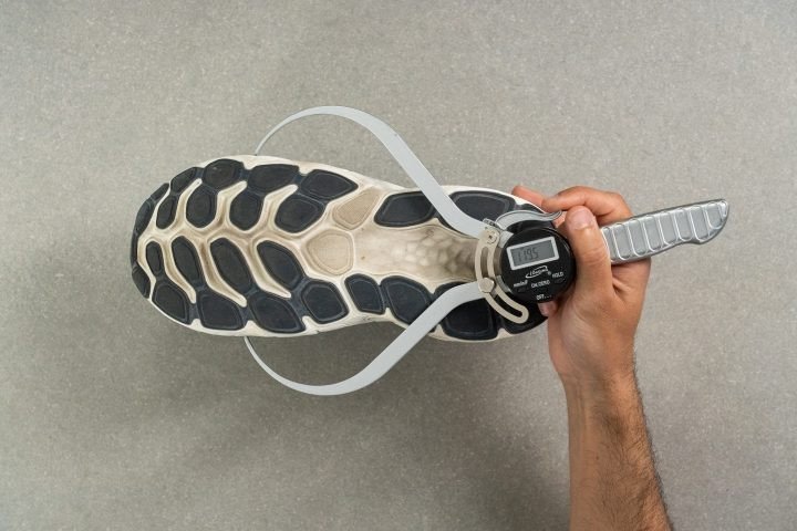 Góc nhìn từ phía trước của đế giày chạy bộ New Balance Fresh Foam X More v4, làm nổi bật bề rộng của đế.