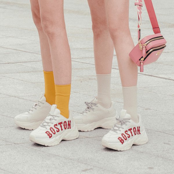 Góc nhìn từ trên xuống của giày thể thao Boston MLB với họa tiết nổi bật