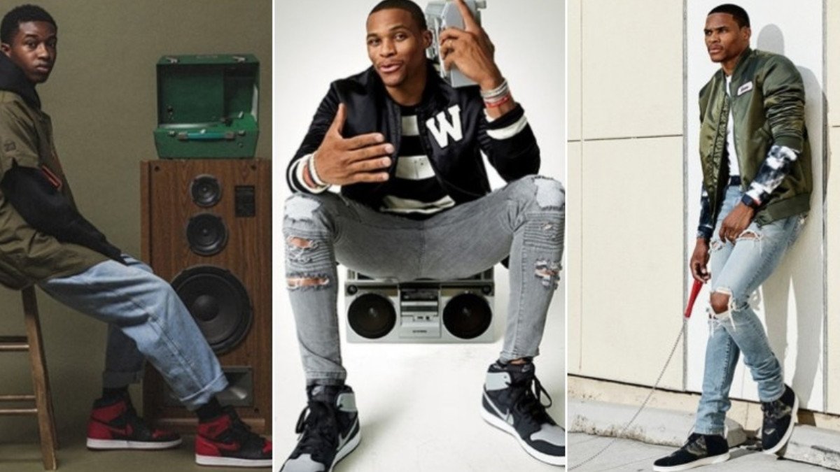 Góc nhìn từ trên xuống của một người đàn ông đi giày sneaker màu trắng và quần jean xanh