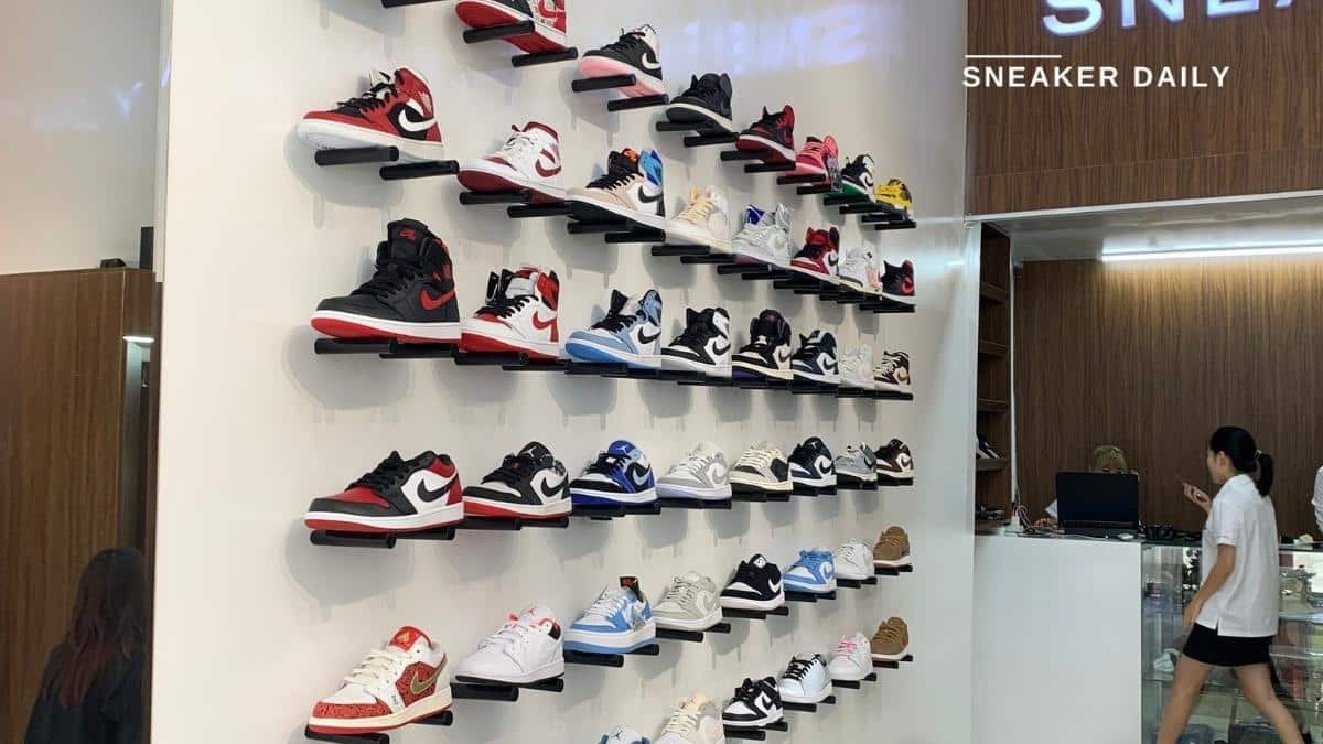 Góc trưng bày các mẫu giày sneaker mới nhất tại shop giày Bắc Ninh