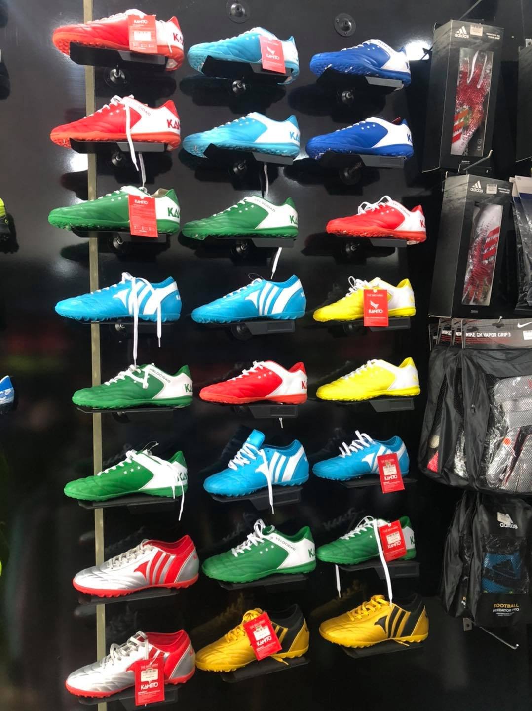 Gôn Pro Shop Đà Nẵng cung cấp đa dạng giày bóng đá và phụ kiện thể thao