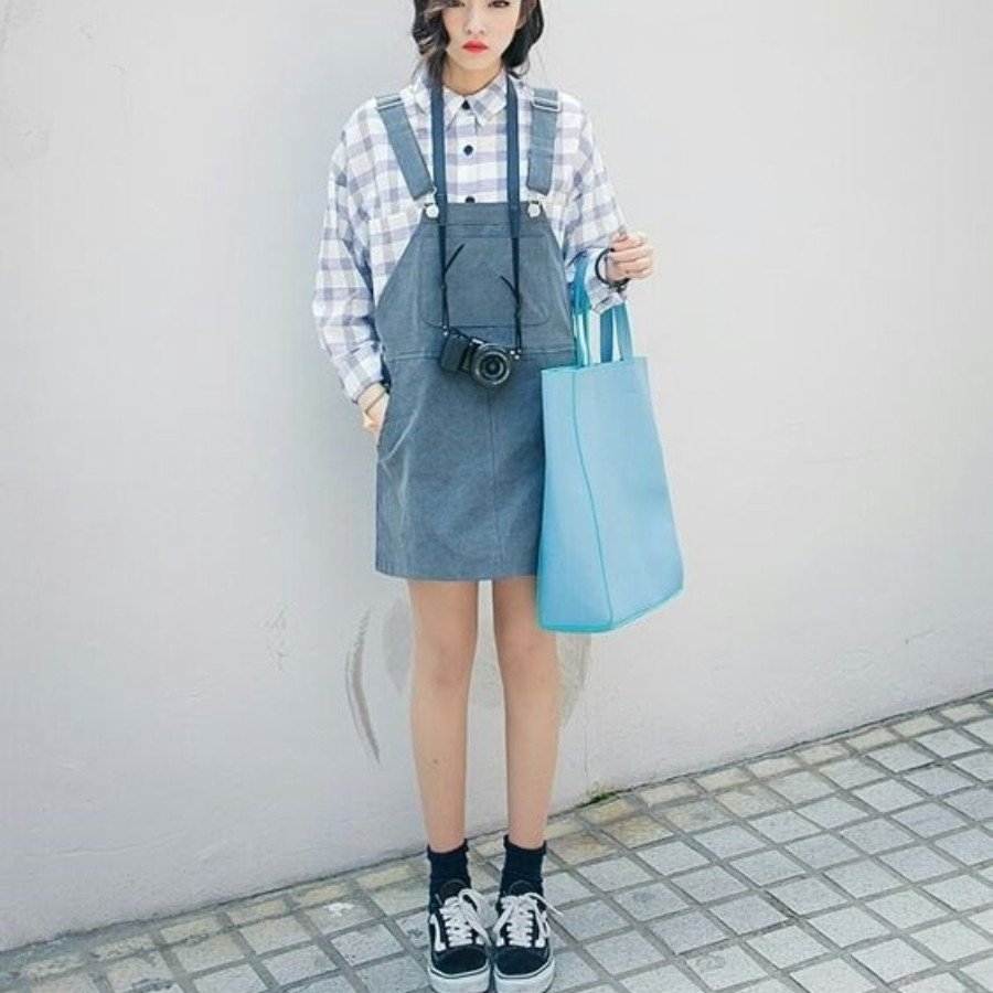 Hack tuổi với váy yếm và giày sneaker tinh nghịch