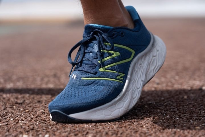 Hệ thống dây giày của New Balance Fresh Foam X More v4, cách buộc và khả năng tùy chỉnh.