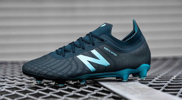 Hình ảnh cận cảnh đế giày New Balance với thiết kế chống trượt và logo thương hiệu, là chi tiết quan trọng khi check giày new balance