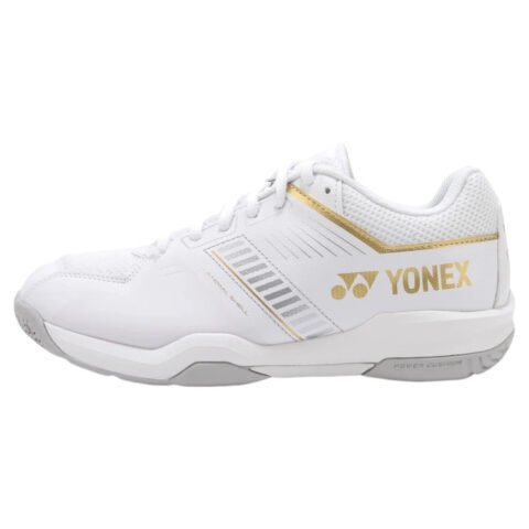 Hình ảnh cận cảnh giày cầu lông Yonex Strider Flow màu trắng vàng nổi bật, thể hiện thiết kế hiện đại và bền bỉ.
