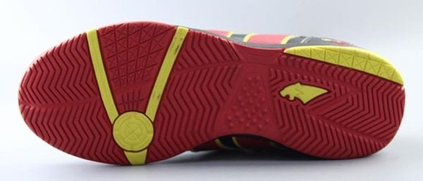 Hình ảnh cận cảnh một đôi giày đá bóng đế IC với mặt đế phẳng và các rãnh tạo ma sát